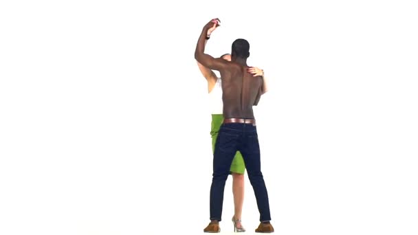 Talentueux couple de danseurs latins sociaux continuent de danser sur blanc, au ralenti — Video