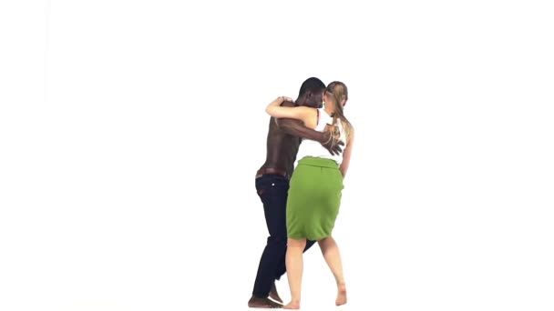 Επαγγελματικό ζευγάρι λατινολατινικών χορευτριών που αρχίζουν να χορεύουν σε λευκή, αργή κίνηση — Αρχείο Βίντεο