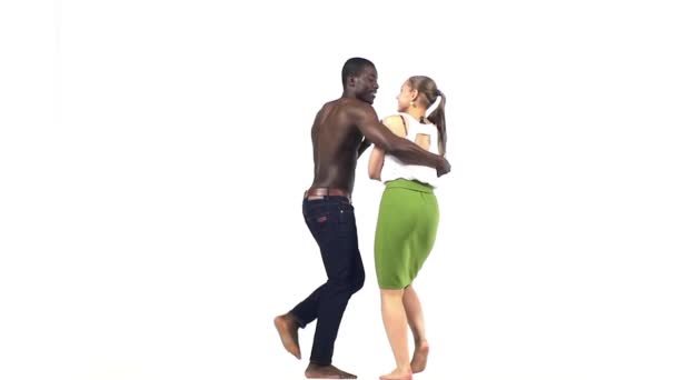 Casal talentoso de dançarinos latinos sociais começando a dançar em branco, câmera lenta — Vídeo de Stock