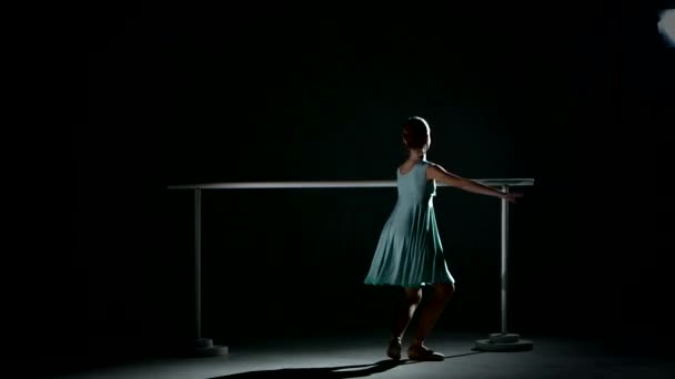 Pequeña bailarina en la barra de ballet — Vídeos de Stock