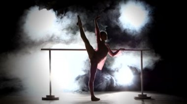 küçük Balerin bale barre poz, duman