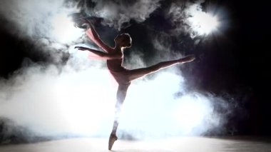 pembe elbiseli küçük balerin dansçı, duman