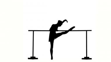 küçük Balerin dans pistinde bale barre poz. Siluet