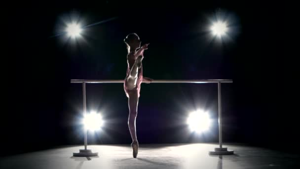 Bella ballerina in abito rosa — Video Stock