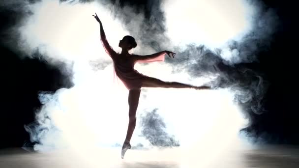 Jeune danseuse de ballerine en studio, fumée — Video