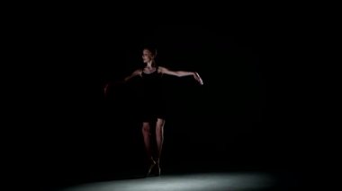 bale dansçısı siyah arka plan üzerinde izole