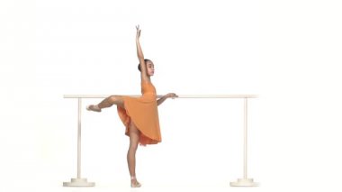 Genç Balerin elbiseli, White Barre yakınlarında poz veriyor.