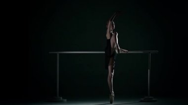 kayısı tutu giyen bale dansçısı. yavaş çekim