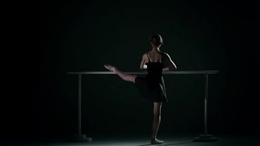 kayısı tutu giyen küçük bale dansçısı. yavaş çekim