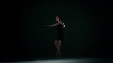 siyah bale salonunda balerin. yavaş çekim