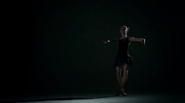 elbise büyük salonda küçük sevimli kız balerin. yavaş çekim