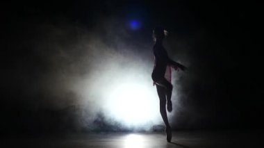 Bellet dansçı stüdyoda dans. Siluet. yavaş çekim