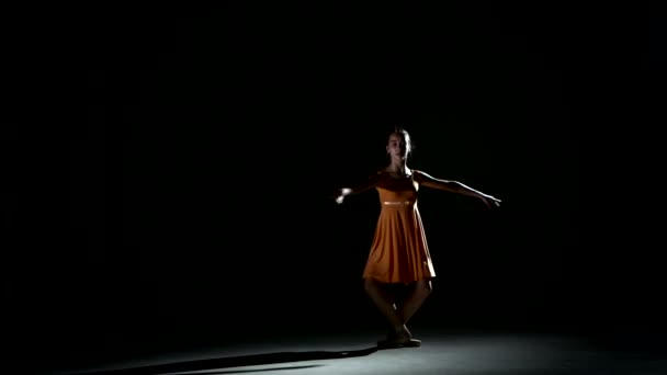 Чарівна кучерява дівчина танцює балет в студії — стокове відео