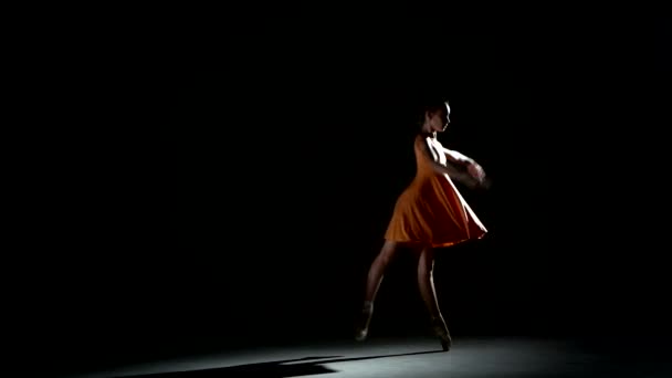 Танцующая кудрявая девушка в студии — стоковое видео