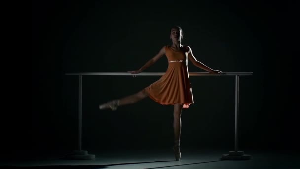 Bailarina en la sala de ballet en negro. cámara lenta — Vídeos de Stock