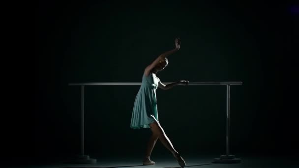 Chica de ballet en la pista de baile. cámara lenta — Vídeos de Stock