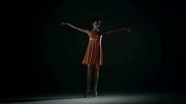 Niedliche Ballerina im Kleid großen Saal. Zeitlupe — Stockvideo
