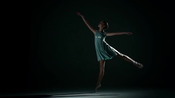 Bailarina en vestido azul bonito sobre un fondo oscuro — Vídeos de Stock