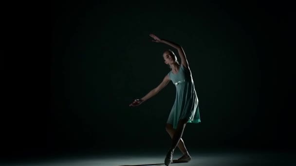 Pequena bailarina no salão de ballet em preto. câmara lenta — Vídeo de Stock