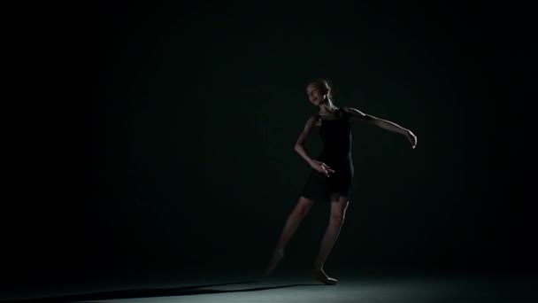 有吸引力的芭蕾舞演员在芭蕾舞大厅的黑色。慢动作 — 图库视频影像