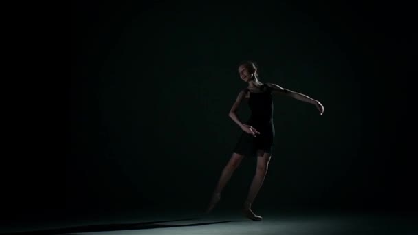 Atractiva bailarina en la sala de ballet en negro. cámara lenta — Vídeos de Stock