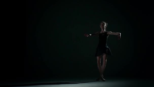 Pouco bonito menina bailarina no vestido grande salão. câmara lenta — Vídeo de Stock
