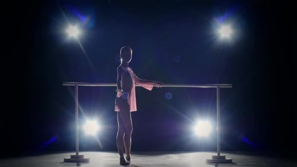Балерина біля балету. дим. повільний рух — стокове відео