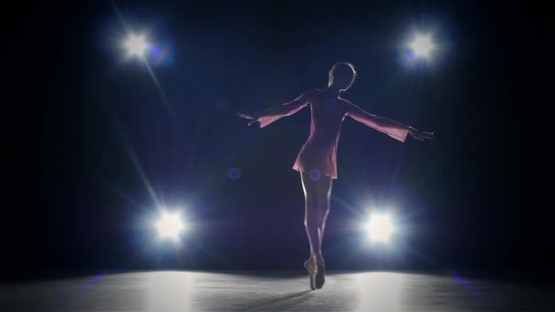 Ballerina draagt punt schoenen op een grijs. Slow Motion — Stockvideo