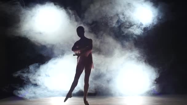 Danseuse de ballet en studio, fumée. silhouette. au ralenti — Video