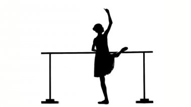 Barre yakınında güzel balerin kız dansçı. Siluet. yavaş çekim
