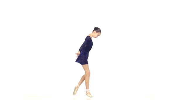 balet danseur isolé sur fond blanc. au ralenti 