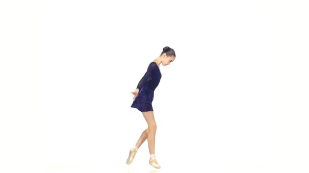 Balet danser geïsoleerd op witte achtergrond. Slow Motion — Stockvideo