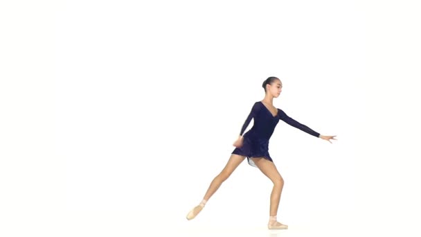 Giovane ballerina balet isolata su bianco — Video Stock