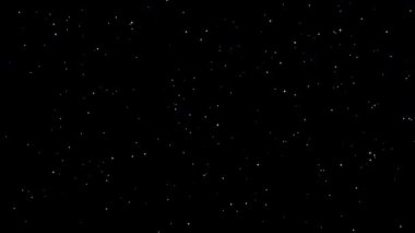 Huzurlu ve yıldızlarla dolu bir gece göğü, derin siyah bir arka plana karşı sayısız parlak yıldız sergiliyor..