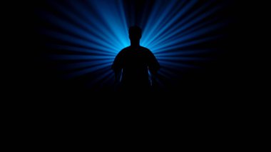 Bir dövüş sanatları ustasının karanlık figürü yeteneklerini geliştirir. Güçlü bir mavi ışığın önünde çeşitli duruşlar sergiler. Radyasyon ışınları oluşturur..