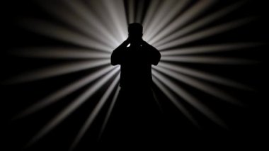 Bir dövüş sanatları ustasının karanlık figürü yeteneklerini geliştirir. Güçlü beyaz bir ışığın önünde çeşitli duruşlar sergiler. Radyasyon ışınları oluşturur..