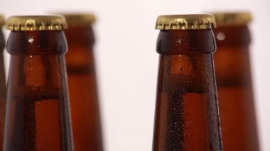 Beyaz arka planda izole edilmiş bir şişe bira.