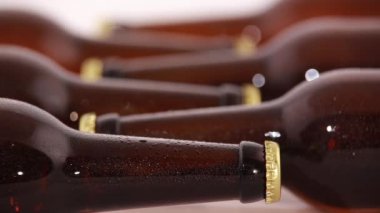 Beyaz arka planda izole edilmiş bir şişe bira.