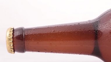 Beyaz arka planda izole edilmiş bir şişe bira.