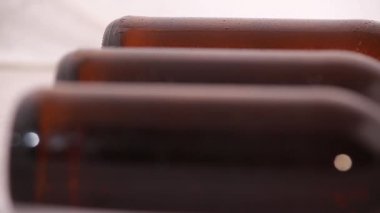 Beyaz arka planda izole edilmiş bir şişe bira.