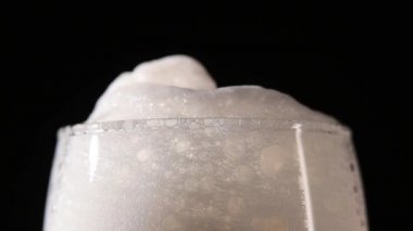 köpüklü bira yakın çekim