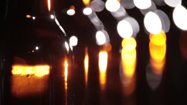 Garrafas frias de cerveja em fundo preto — Vídeo de Stock