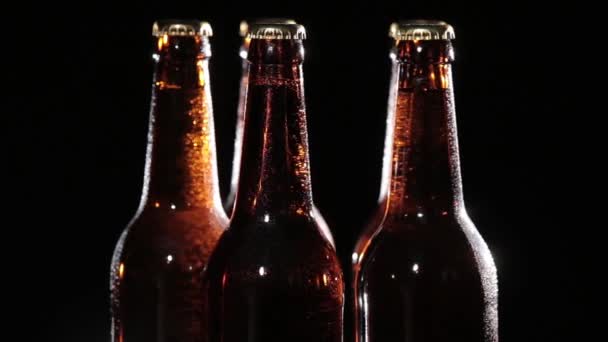 Kalla flaskor öl på svart bakgrund — Stockvideo