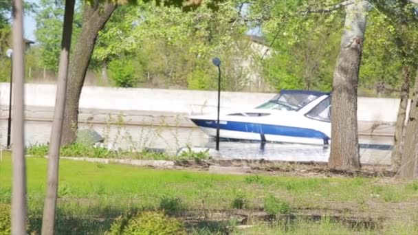 Bateau à moteur flotte sur la rivière 