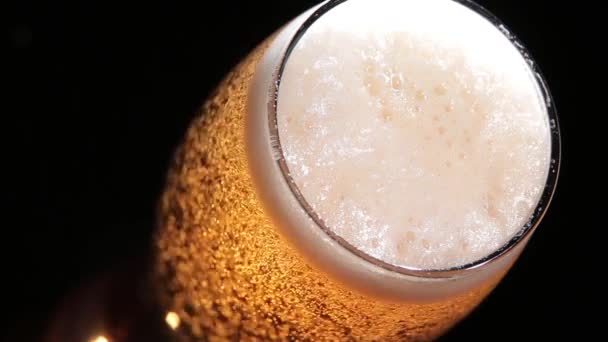 Поток пива в стакане — стоковое видео