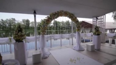 beyaz düğün sandalye sokak