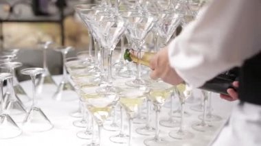 Champaign gözlüğe geçirildi.