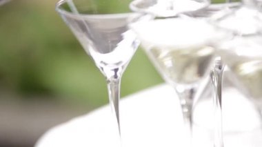 Champaign gözlüğe geçirildi.