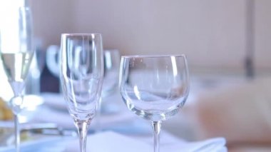 Masada üç ayaklı büyük kadehler