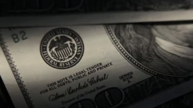 Yüz dolarlık banknotlar makro bir karanlık odada.